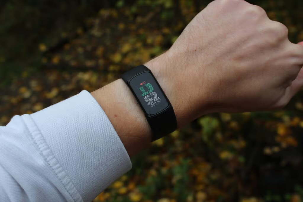 7 Surprising Benefits of Wearing a Fitbit and a Watch Together